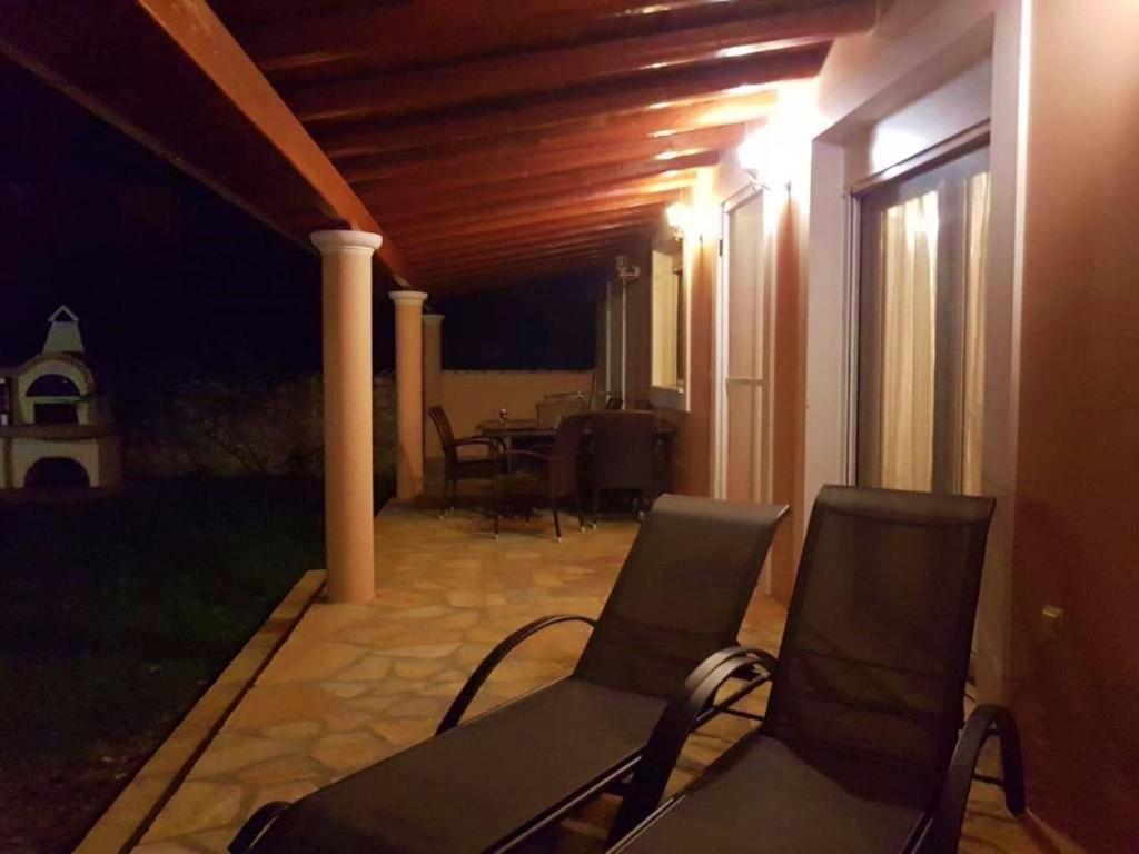 Spiti Ute Villa Makrades