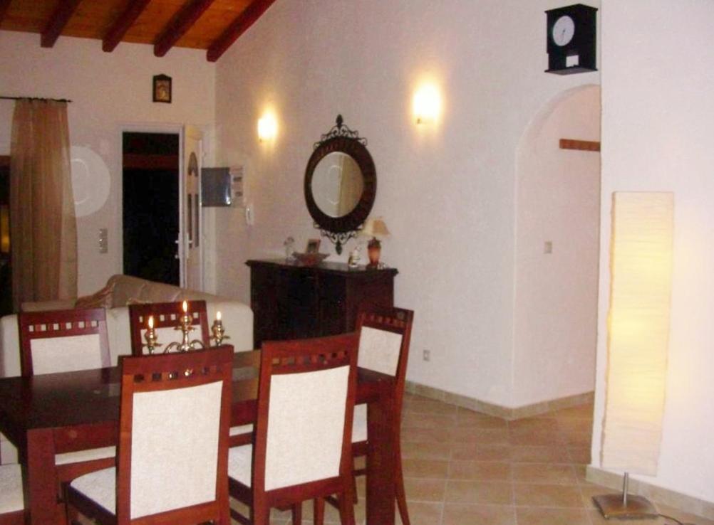 Spiti Ute Villa Makrades